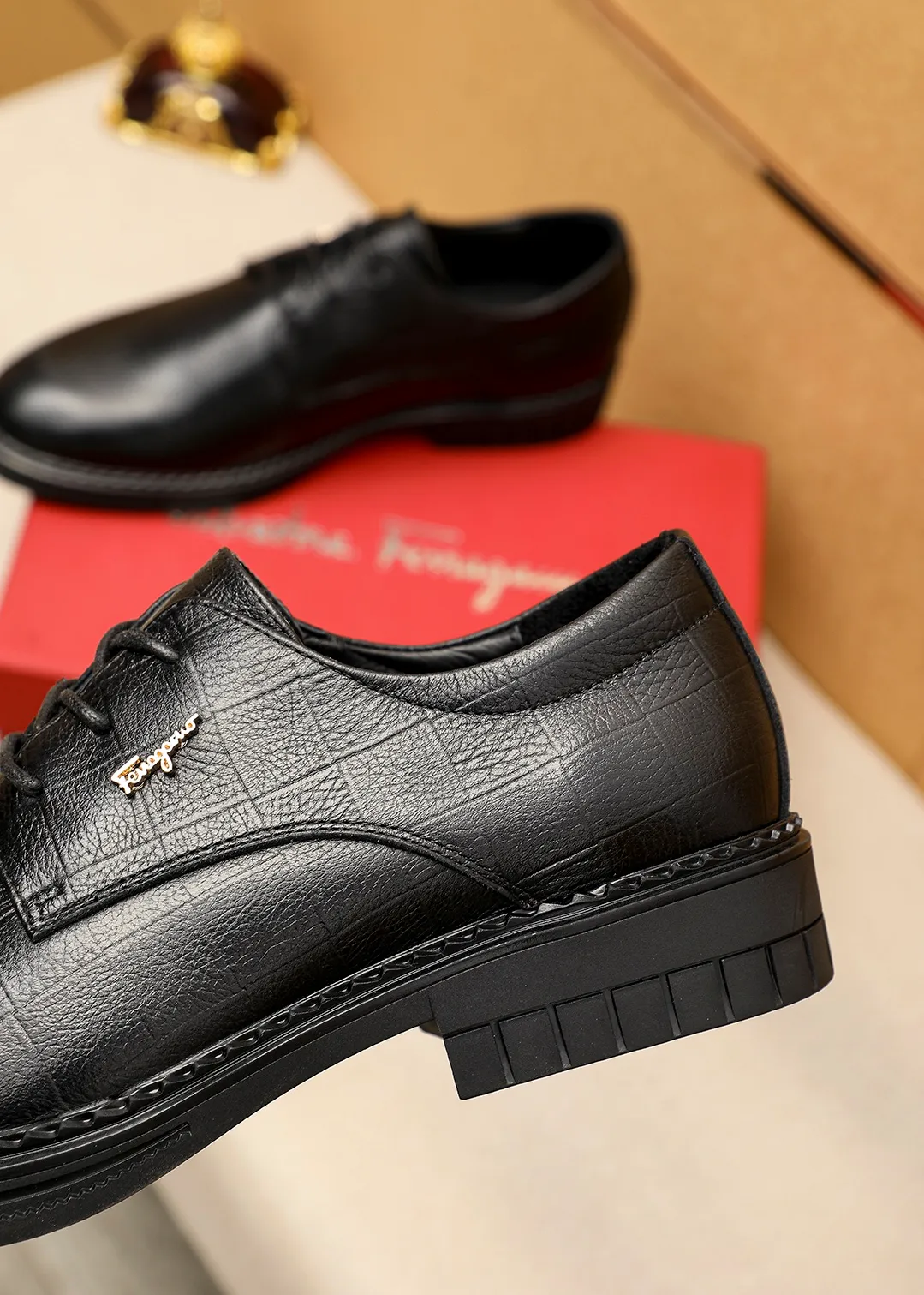 Men's shoes 💰462 💐 Product trademark: Ferragamo "Ferragamo" business leather shoes Regular size: 38-44 (45.46🉑️customized) Product materials: Selected imported first-layer calfskin embossed upper + luxury hardware buckle, imported water-dyed cow leather lining. Strong three-dimensional visual effect, rubber outsole Color: 1⃣️color optional